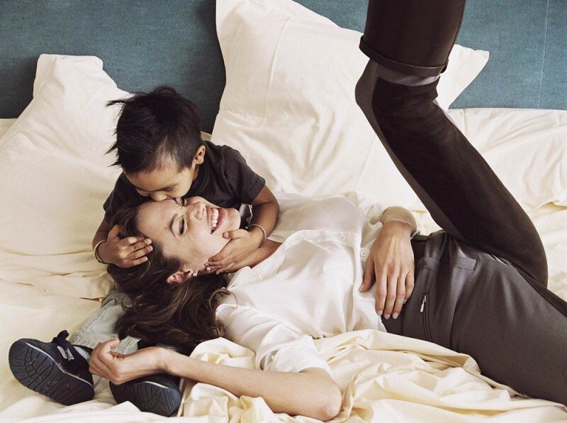 Взгляд на фото Энни Лейбовиц, Анджелина Джоли и сын Мэддокс.