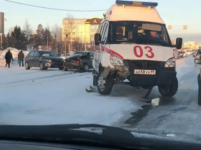 Авария дня. В центре Ноябрьска скорая попала в ДТП