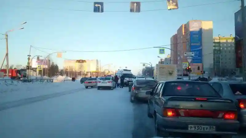 Авария дня. В центре Ноябрьска скорая попала в ДТП