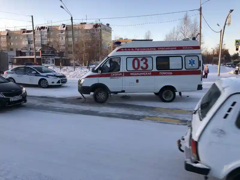 Авария дня. В центре Ноябрьска скорая попала в ДТП