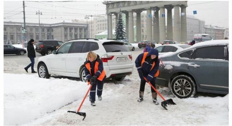 В помощь снегоуборочной технике на улицы Петербурга вышли