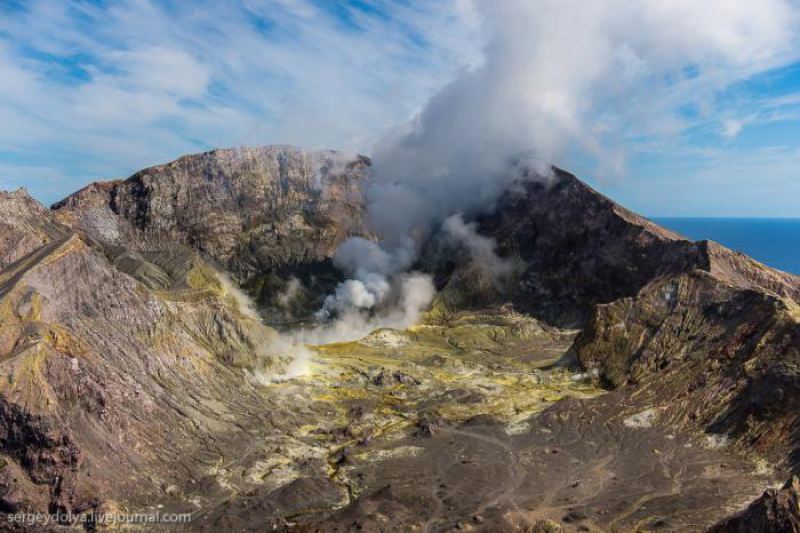 Путешествие на частный вулкан посреди океана (30 фото)