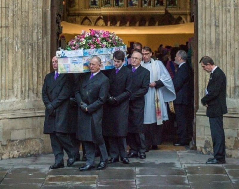 Директора британской школы похоронили в гробу, обклеенном рисунками