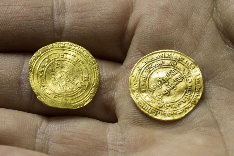 3,5 кг золотых монет нашли под водой дайверы