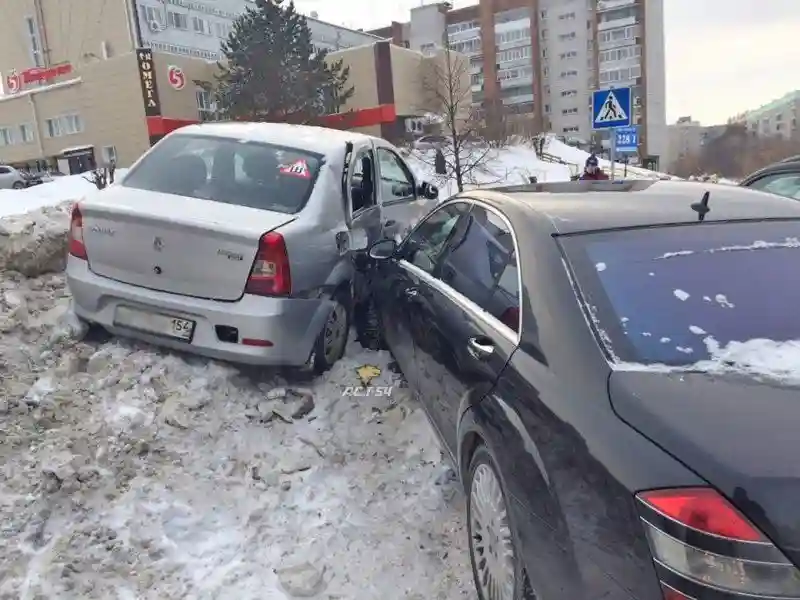 Авария дня. Таксист с пассажирами попал в ДТП