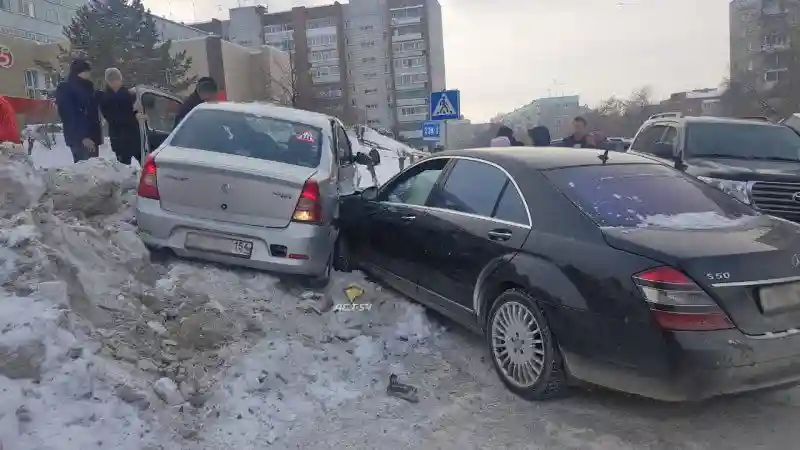 Авария дня. Таксист с пассажирами попал в ДТП