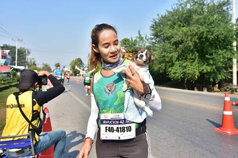 Участница марафона подобрала щенка на обочине и пробежала с ним ещё