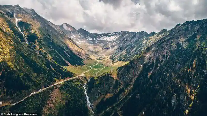 Трансфэгэрашское шоссе - лучшая дорога в мире с высоты птичьего полета