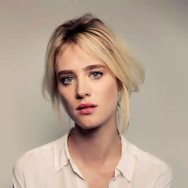 Mackenzie Davis - Красавица с безумным взглядом