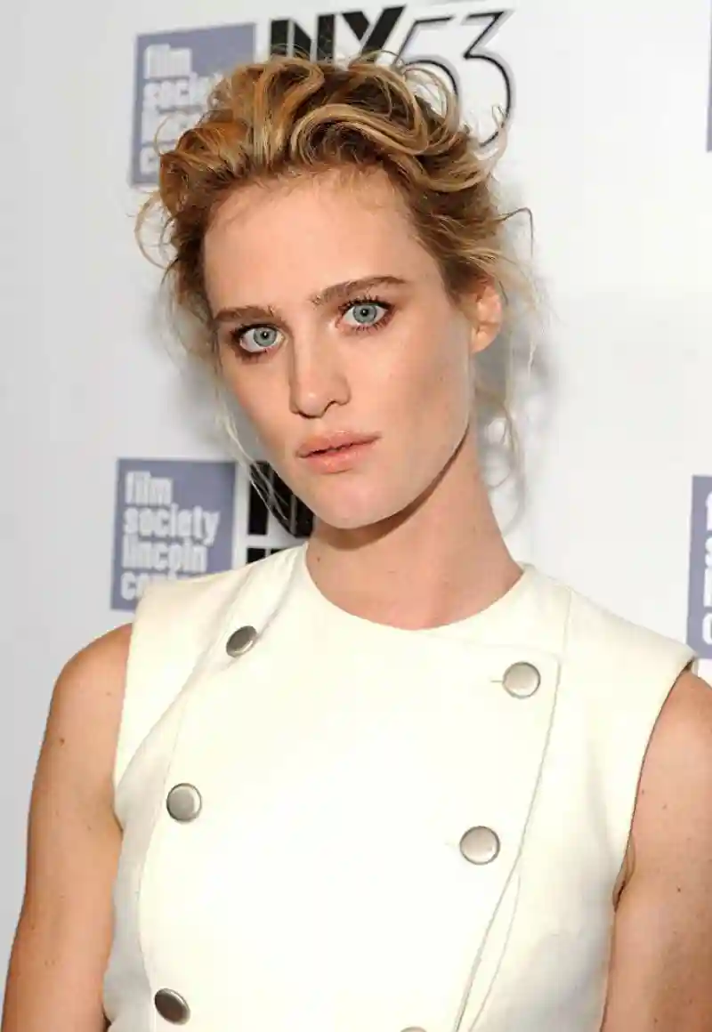 Mackenzie Davis - Красавица с безумным взглядом