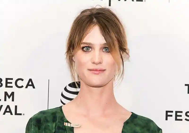 Mackenzie Davis - Красавица с безумным взглядом