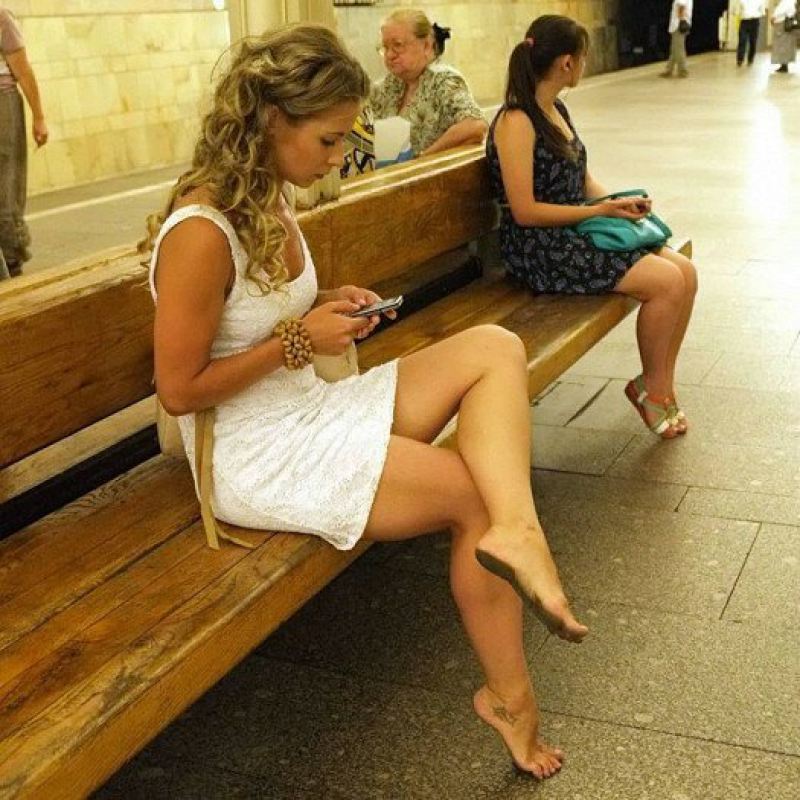 Что за барефутинг: почему в метро прибавилось босоногих девушек