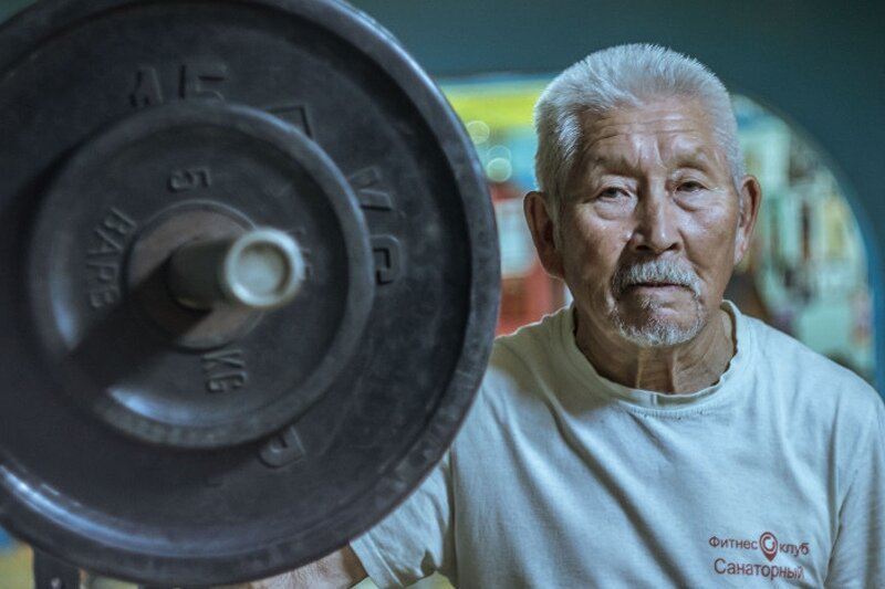 Спортсмен из Калмыкии в 83 года установил новый мировой рекорд по 