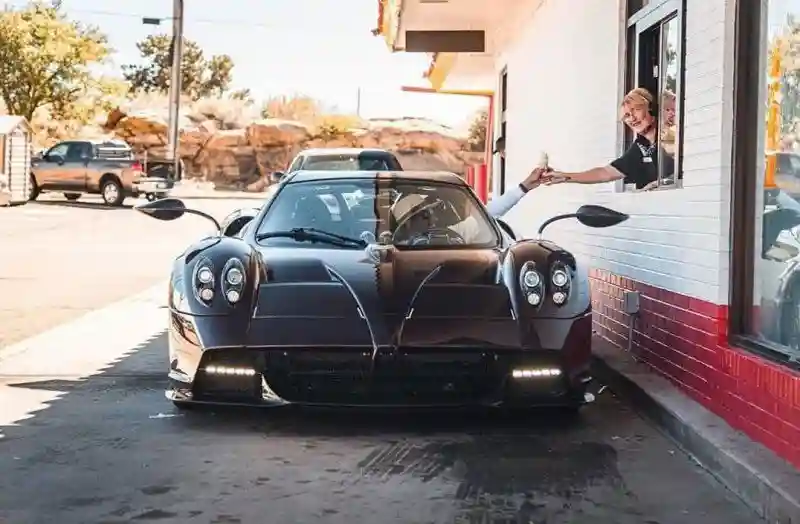 Некий гражданин путешествует по США на гиперкаре Pagani Huayra