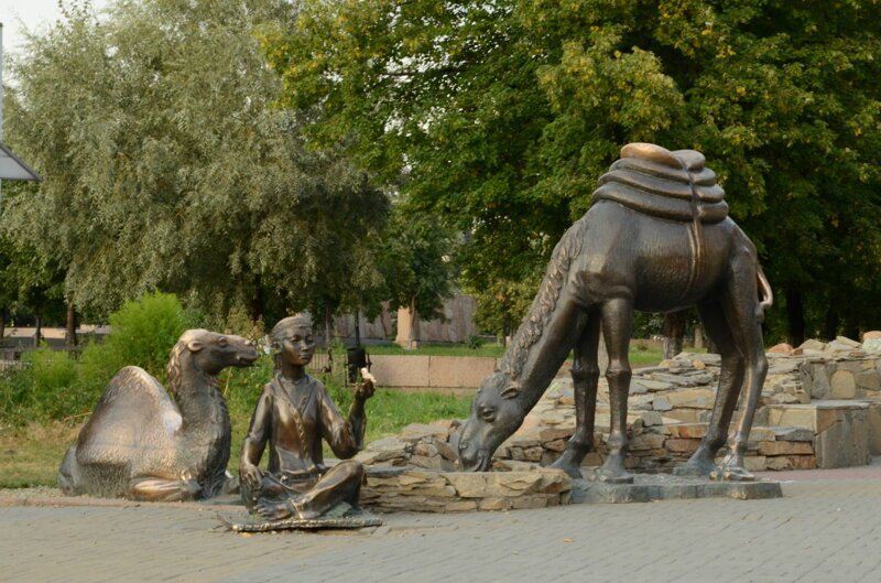 Как на герб Челябинска попал верблюд – история появления и изменения символа города