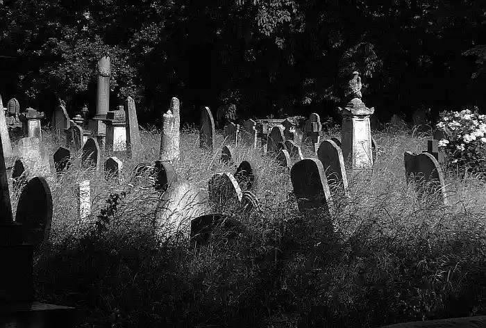 Знаменитые кладбища с привидениями †