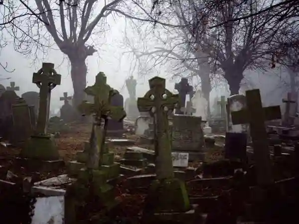 Знаменитые кладбища с привидениями †