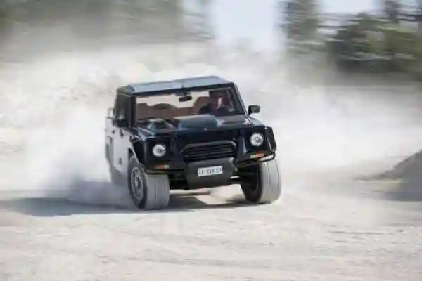 Lamborghini LM002 - кирпич с 12-ю цилиндрами