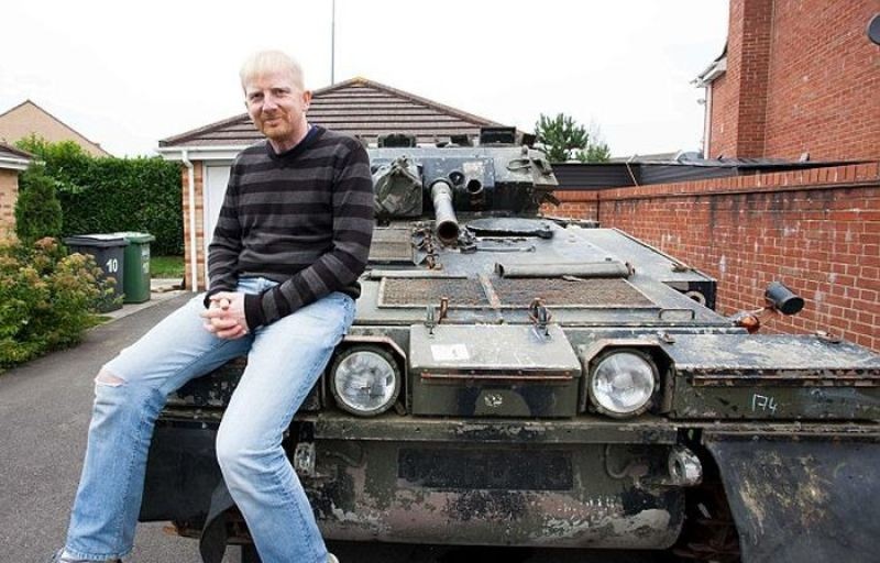 Джеф Вулмер купил танк CVRT «Скорпион» на интернет-аукционе