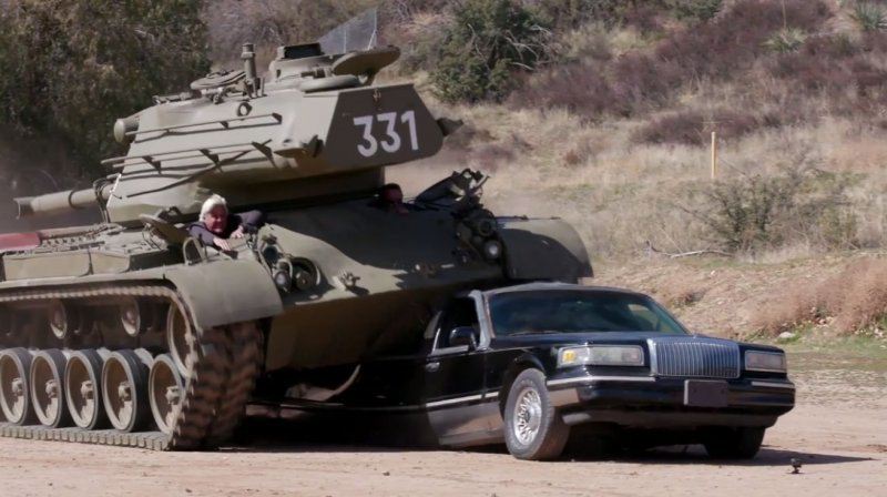 Арнольд Шварценеггер переехал лимузин на своем танке