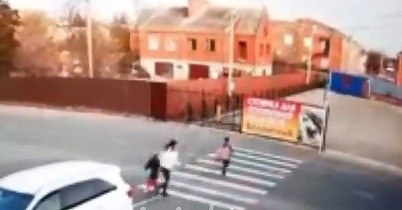 Авария дня. В Краснодарском крае машина сбила женщину с дочерью на глазах у сына