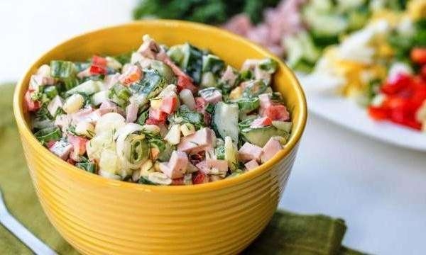 Быстрый салат с ветчиной и кукурузой
