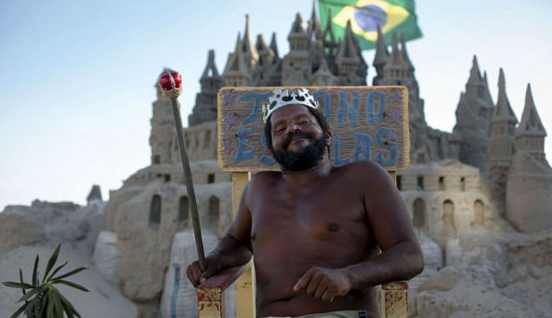 Бразильский &quot;король пляжа&quot; 22 года прожил в замке из песка