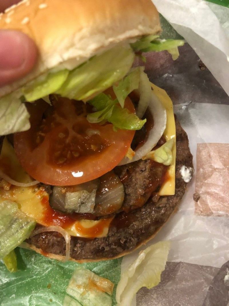 Burger King уменьшил вдвое размер второй котлеты или 