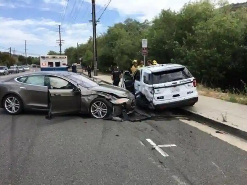 Tesla на автопилоте врезалась в полицейский автомобиль