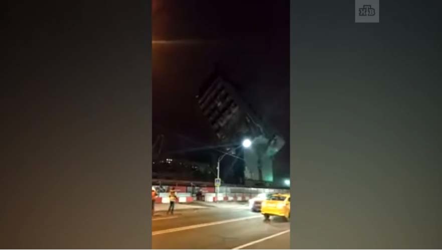 В Москве бизнес-центр рухнул прямо на проезжую часть: видео