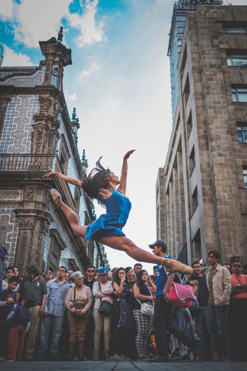 Чувственные портреты танцоров на оживленных улицах