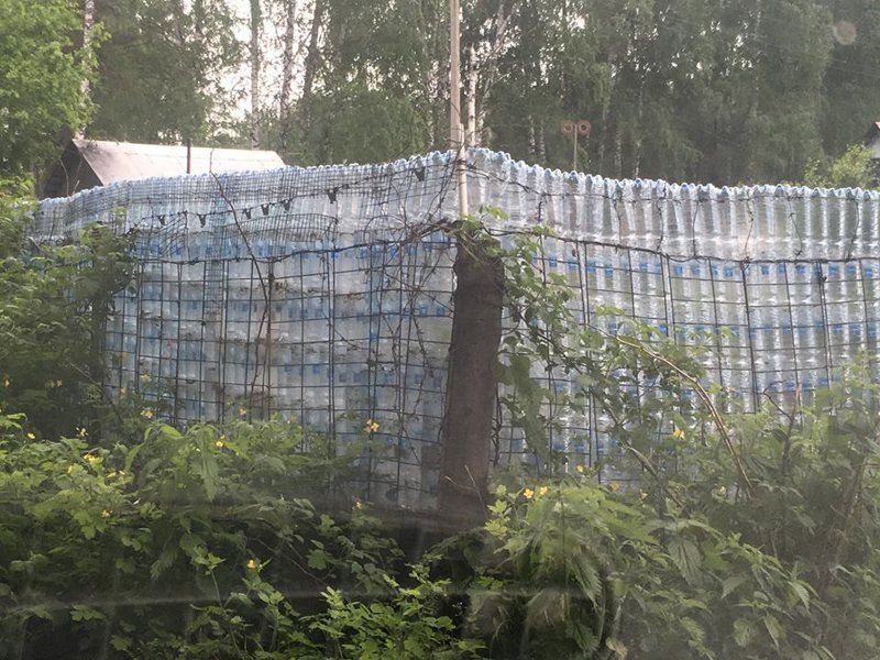 Дёшево и сердито: дачник построил 20-метровый забор из пластиковых бутылок