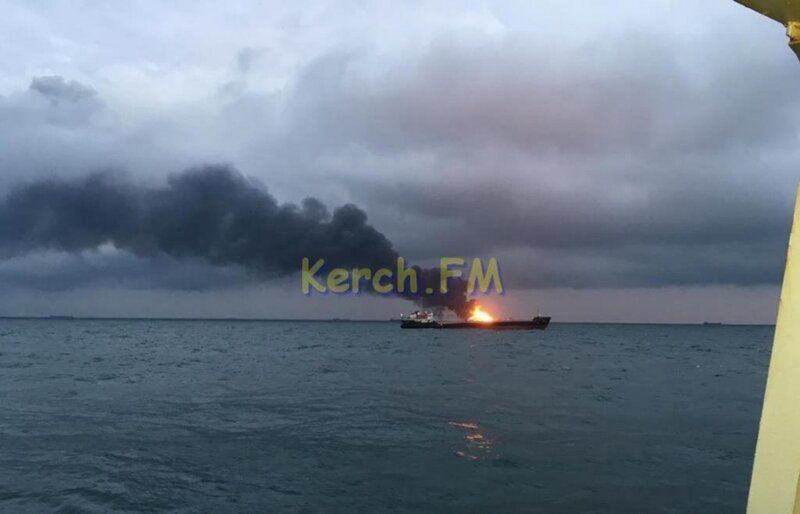 Два судна загорелись после взрыва в Керченском проливе
