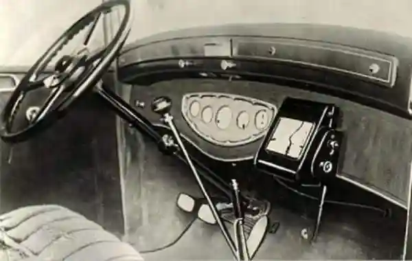 Первые устройства-помощники в автомобилях