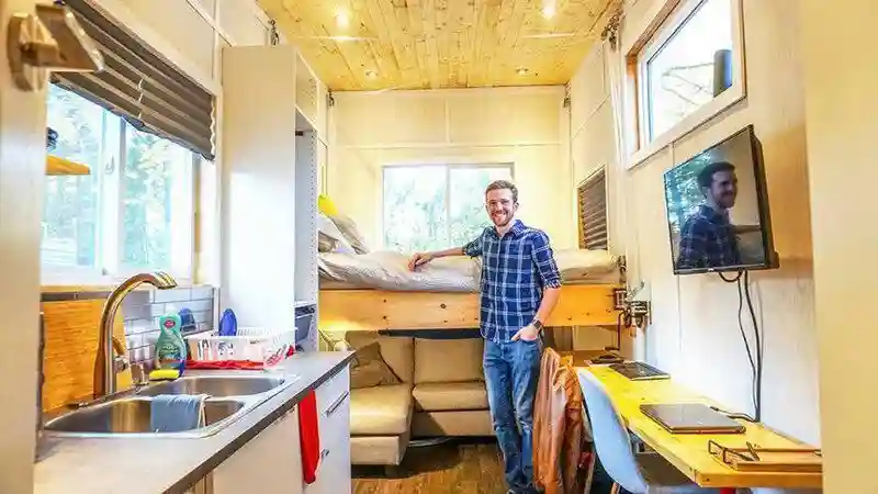 Молодой инженер соорудил уютный дом на колесах, потратив 15 тысяч