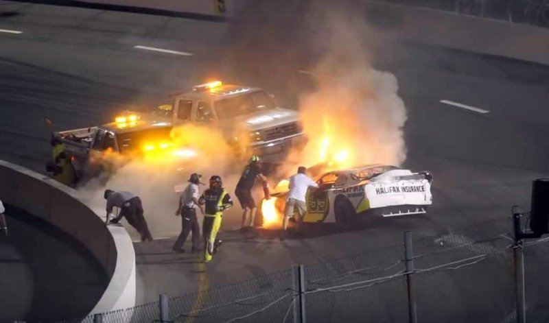 NASCAR: Отец вытащил сына-гонщика из горящего автомобиля