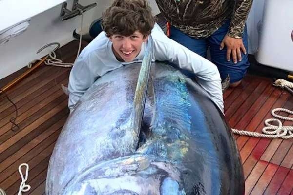 Мальчик весом 52 кг словил тунца весом 378 кг!