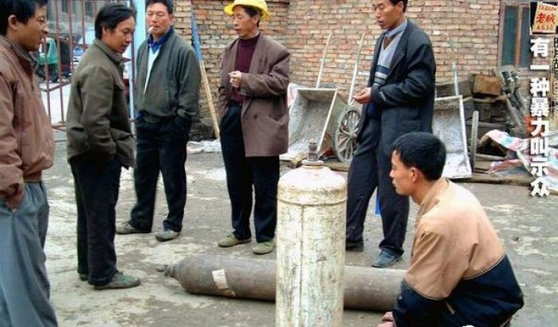 Наказание уличных воришек в Китае
