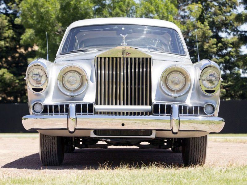 Необычный Rolls-Royce Silver Wraith Special Saloon со встроенным