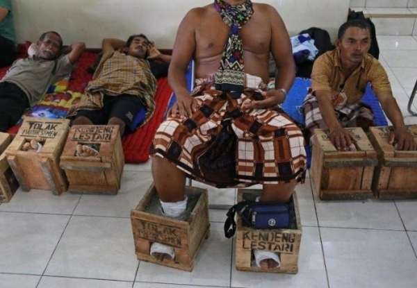 Индонезийские фермеры зацементировали себе ноги