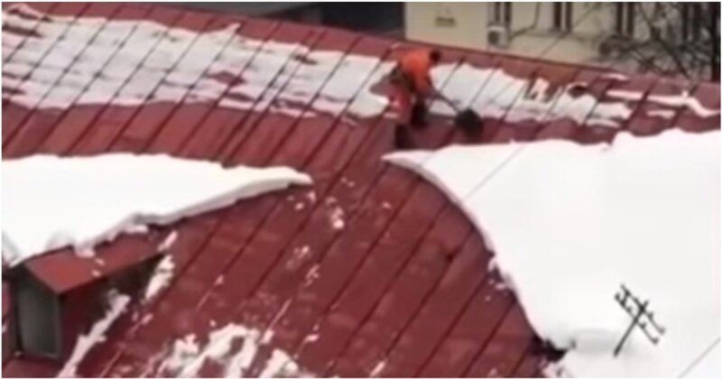 Падение рабочего с крыши дома в Москве попало на видео