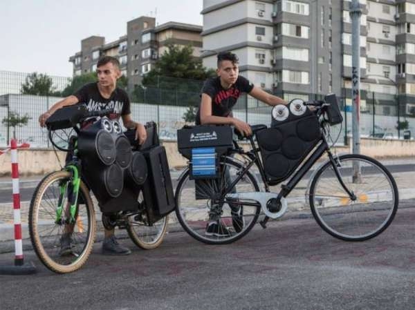 Подростки-меломаны на велосипедах из итальянского Палермо