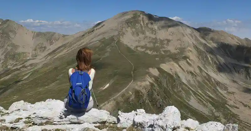 Это правильно. Ребёнок не помеха подруге, обожающей экстрим