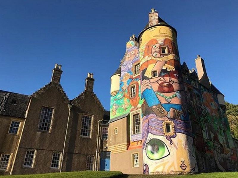 Старинный замок Келберн, разрисованный современными граффити