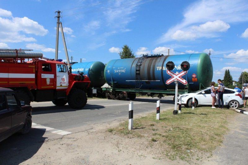 Столкновение легковушки и грузового состава в Брянской области