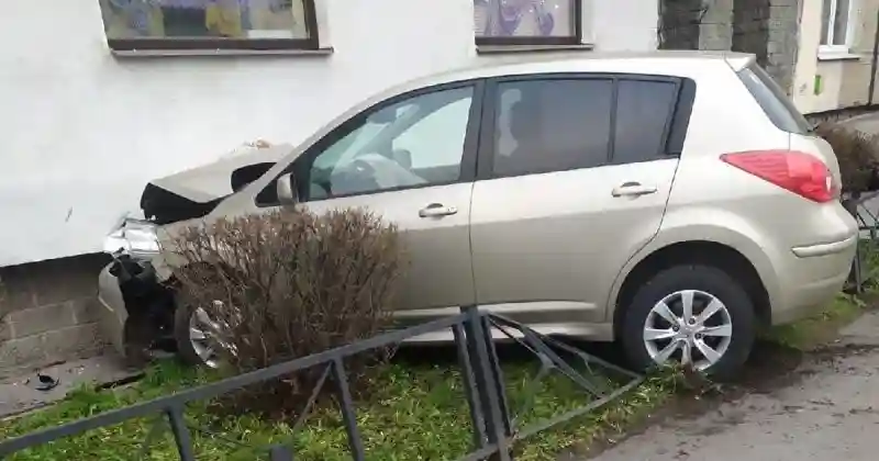 Автомобилистка въехала в стену дома, пытаясь совершить левый поворот