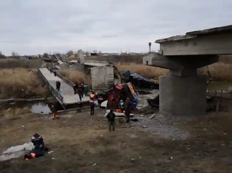 Авто. Уже девятый: в Воронежской области под тяжестью двух грузовиков обрушился мост