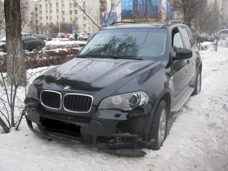 В Белгороде BMW вылетел на тротуар и сбил двух человек