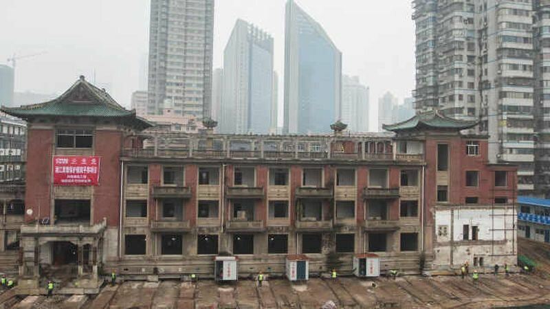 В Китае переместили на 35 метров старый отель весом 5000 тонн