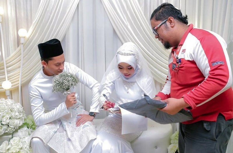 В Малайзии курьер прервал свадьбу, чтобы вручить невесте посылку